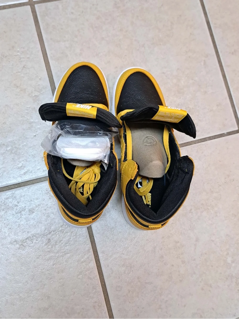 Jordan 1 Retro High OG GS 'Pollen' (2021) - Big Kids Size 7Y / Women's size 8.5